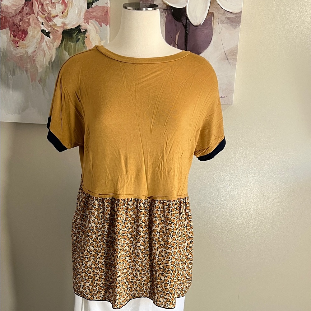 Flamingo Chic Mustard Floral Women's Short Sleeve Top Size Medium